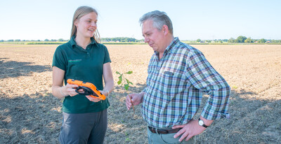 Eine Försterin berät einen Waldbesitzer über Ausgleichs- und Ersatzmaßnahmen.