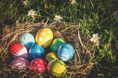 Schon seit Hunderten von Jahren werden Eier zum Osterfest bunt bemalt, bevor sie ins Nest oder auf den Frühstückstisch kommen.